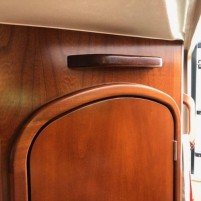 Mahoniehouten handgreep in de kajuit gemaakt