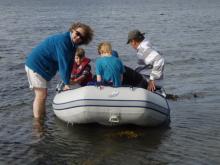 Met z'n allen in de bijboot, Uisge Beatha, Zeilen, Watersport Met z'n allen in de bijboot, Uisge Beatha, Zeilen, Watersport