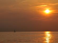 Bootje tegen de ondergaande zon, Uisge Beatha, Zeilen, Watersport