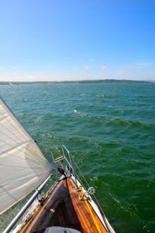 Zonnige dag, Uisge Beatha, Zeilen, Watersport Zonnige dag, Uisge Beatha, Zeilen, Watersport