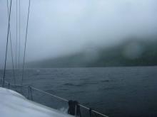 Reddingshelikopter boven Loch Lochy, Uisge Beatha, Zeilen, Watersport Reddingshelikopter boven Loch Lochy, Uisge Beatha, Zeilen, Watersport