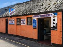 Een van de vele viswinkels, Uisge Beatha, Zeilen, Watersport Een van de vele viswinkels, Uisge Beatha, Zeilen, Watersport