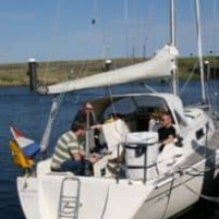 Weg met een volle boot