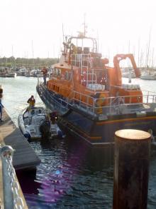 RNLI met geredde boot, Uisge Beatha, Zeilen, Watersport RNLI met geredde boot, Uisge Beatha, Zeilen, Watersport