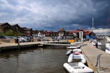 Donkere wolken boven Lymington, Uisge Beatha, Zeilen, Watersport