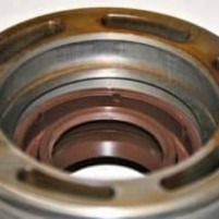 Keerringen en lagers van de saildrive vervangen