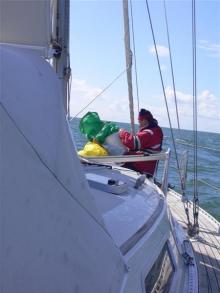 Genaker omhoog proberen te krijgen, Uisge Beatha, Zeilen, Watersport Genaker omhoog proberen te krijgen, Uisge Beatha, Zeilen, Watersport