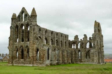 Stormachtige dag in Whitby | Rondje Engeland, Solozeilen, Wells-next-the-Sea, Noordzee, Whitby, Dracula, Whitby Castle,