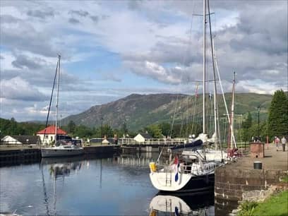 Uiteindelijk zonnig zeilen op Loch Ness | Rondje Engeland, Noordzee, Atlantische Oceaan, Schotland, Caledonian Canal, Inverness, Sluizen, Loch Ness, Fort Augustus,