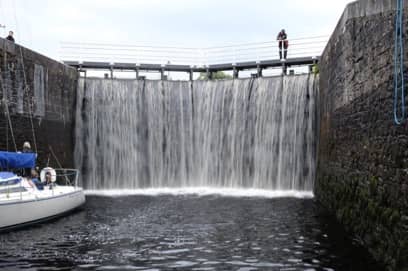 Onverwachte sluishulp bij Neptunes Staircase | Rondje Engeland, Ierse Zee, Schotland, Caledonian Canal, Banavie, Corpach, Fort William,